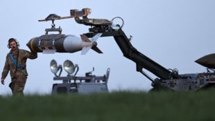 Die tatsächlichen Gesamtkosten des Krieges dürften deutlich höher liegen. Im Bild: US-Techniker ...