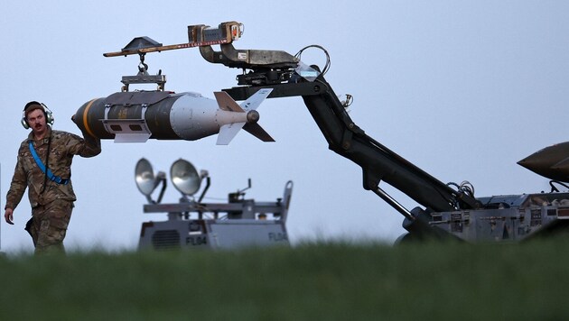 Die tatsächlichen Gesamtkosten des Krieges dürften deutlich höher liegen. Im Bild: US-Techniker ...