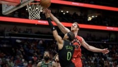 Jakob Pöltl setzt zum Block an.