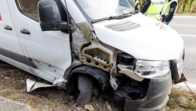Der Lieferwagen dürfte wohl als Totalschaden eingestuft werden.
