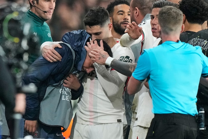 ... später entschuldigte sich Neto bei dem Ballbuben.