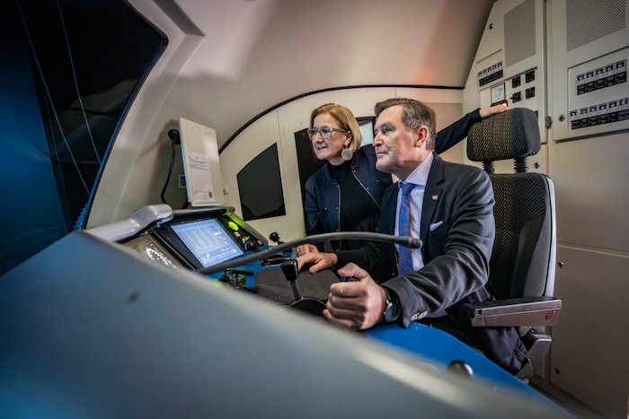 Johanna Mikl-Leitner und Peter Hanke konnten am Übungsführerstand schon selbst Platz nehmen.