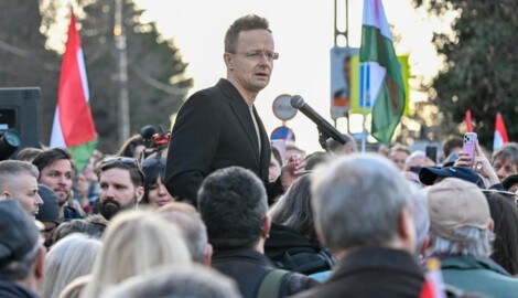 Ungarns Außenminister Péter Szijjártó sprach am 6. März auf einer Demo gegen „ukrainische ...
