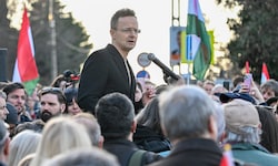 Ungarns Außenminister Péter Szijjártó sprach am 6. März auf einer Demo gegen „ukrainische ...