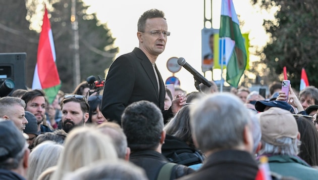 Ungarns Außenminister Péter Szijjártó sprach am 6. März auf einer Demo gegen „ukrainische ...
