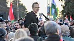 Ungarns Außenminister Péter Szijjártó sprach am 6. März auf einer Demo gegen „ukrainische ...
