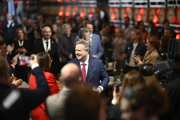 Michael Ludwig im Kreis der Genossen: Etwa 160 Delegierte sind bei dem Arbeitstreffen der SPÖ ...