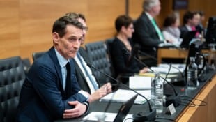 Investigativjournalist und Podcaster Michael Nikbakhsh als Auskunftsperson im ...