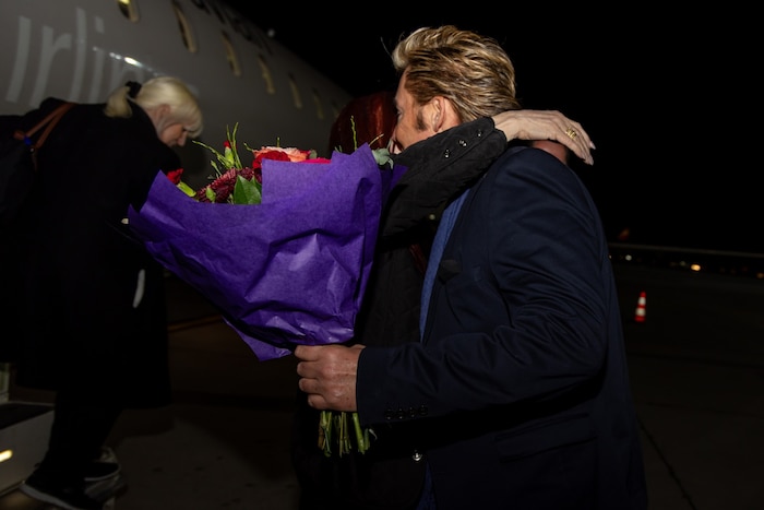 Wiedersehensfreude: Dennis Jale brachte einen Strauss Blumen