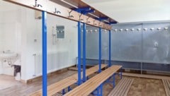 Einem Fußballtrainer von Jugendlichen wird vorgeworfen, die Buben in den Umkleide- und ...