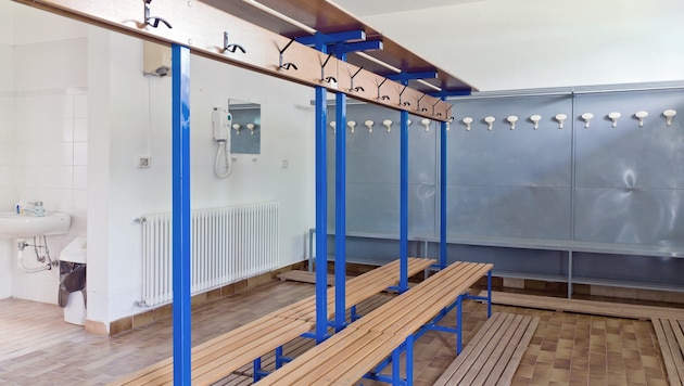 Einem Fußballtrainer von Jugendlichen wird vorgeworfen, die Buben in den Umkleide- und ...