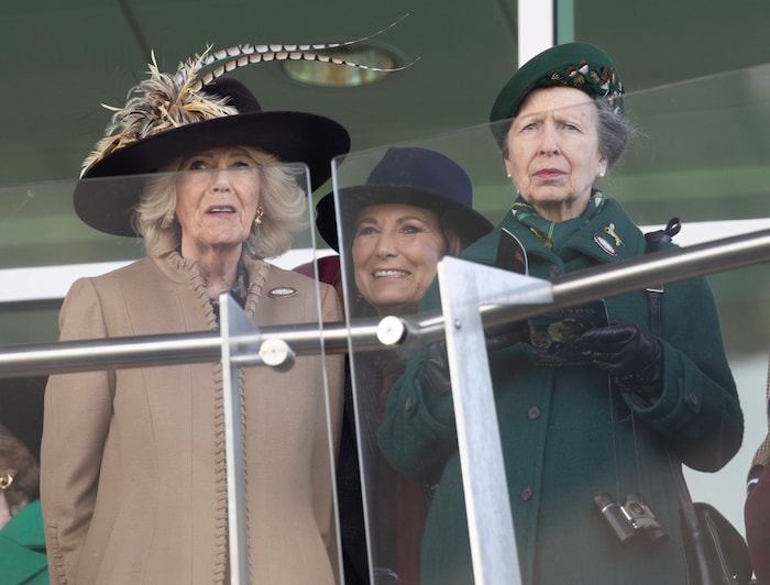 Gemeinsam mit Williams Schwiegermutter Carole schauen Camilla und Prinzessin Anne mit Spannung ...