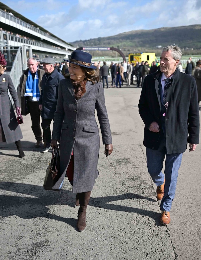 Carole Middletons viel beachtete Ankunft beim Festival. Sie trägt übrigens einen Federhut, den ...