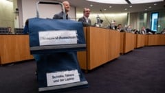 Der Aktenwagen der SPÖ im U-Ausschuss mit origineller Beschriftung