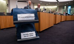 Der Aktenwagen der SPÖ im U-Ausschuss mit origineller Beschriftung
