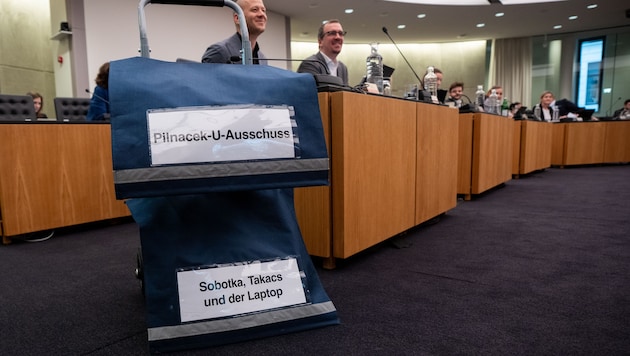 Der Aktenwagen der SPÖ im U-Ausschuss mit origineller Beschriftung