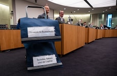 Der Aktenwagen der SPÖ im U-Ausschuss mit origineller Beschriftung