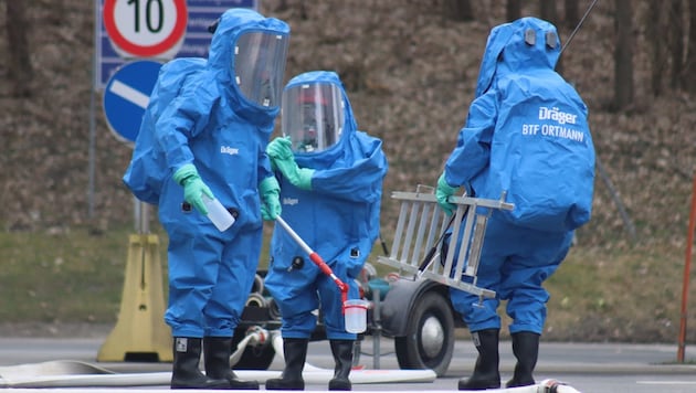 Feuerwehrleute in Schutzanzügen nahmen Proben der Chemikalien.