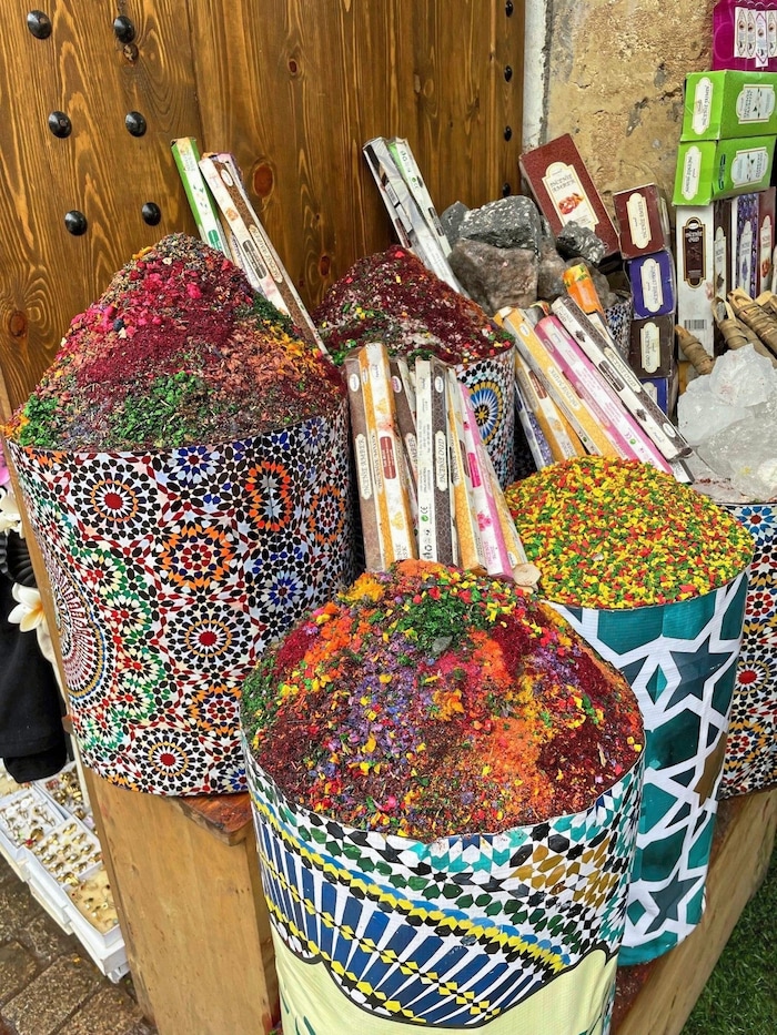 Gewürze in allen Farben des Regenbogens gibt’s am Markt.