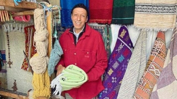 Echtes Handwerk, man findet es! Dieser Weber hat soeben eine Decke verkauft.