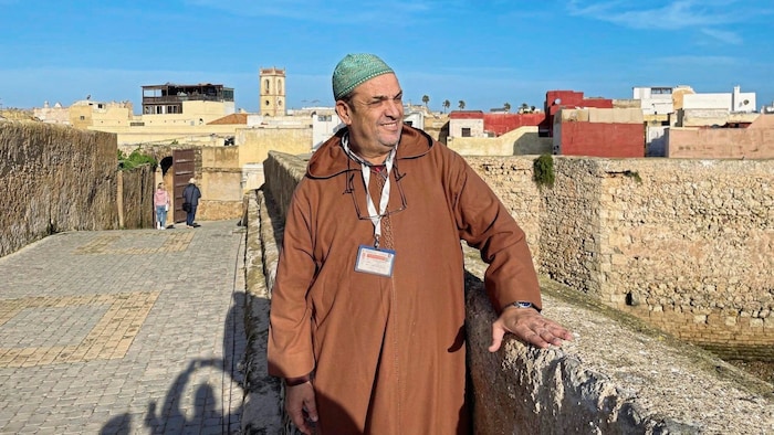 Reiseführer Mohammed genießt die Sonne auf der Festungs- anlage.