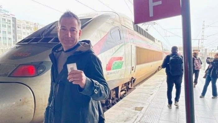 „Krone“-Reporter mit dem Ticket vor dem Al-Boraq-Zug auf dem Bahnhof von Casablanca.
