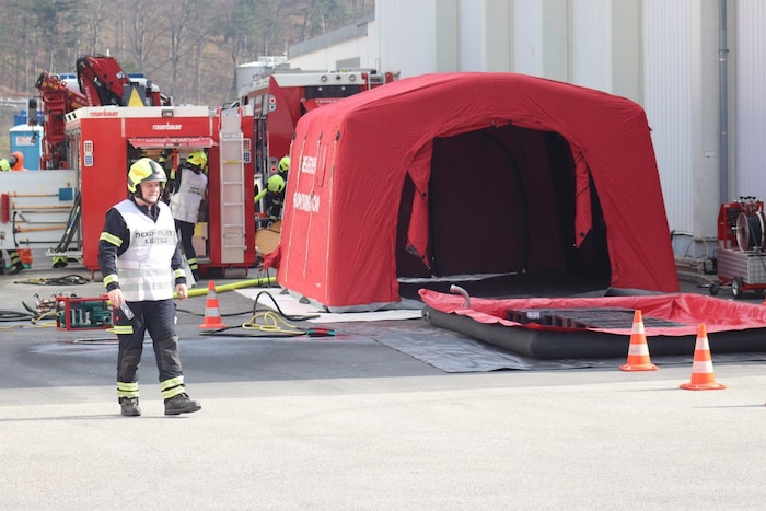 Die Dekontaminationseinheit der Feuerwehr bezog Stellung.
