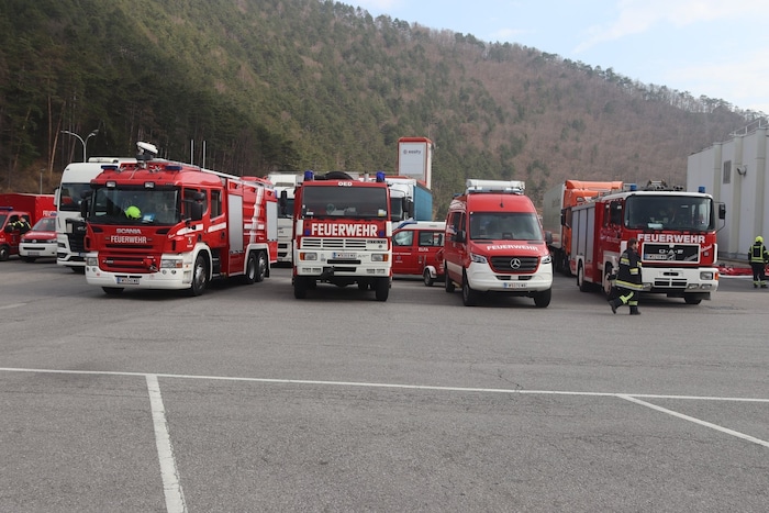 Ein Großaufgebot an Einsatzkräften war zur Papierfabrik ausgerückt.