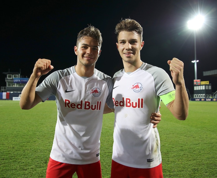 Luca Meisl (re. mit Bruder Matteo) spielte selbst einst für die Jungbullen.