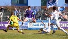 Luca Meisl (Mitte) führt Austria Salzburg gegen den FC Liefering als Kapitän aufs Feld. 