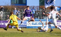 Luca Meisl (Mitte) führt Austria Salzburg gegen den FC Liefering als Kapitän aufs Feld. 