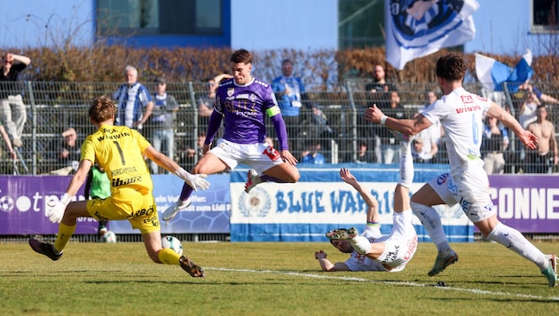 Luca Meisl (Mitte) führt Austria Salzburg gegen den FC Liefering als Kapitän aufs Feld.