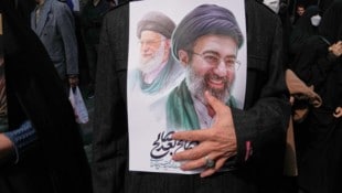 Seit seiner Ernennung vor wenigen Tagen hat sich Mojtaba Khamenei nicht in der Öffentlichkeit ...