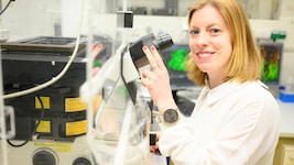 Madreiter-Sokolowski im Labor: Mithilfe von Fadenwürmern untersucht die Altersforscherin, wie ...