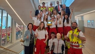 Stolz auf die 14 Jugendlichen sind die Erwachsenen, welche die neue Ausbildung an der Schule ...