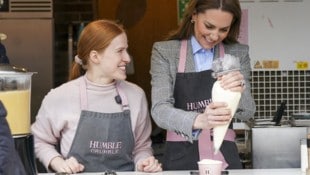 Prinzessin Kate überraschte Marktbesucher mit selbst garnierten Crumbles.