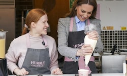 Prinzessin Kate überraschte Marktbesucher mit selbst garnierten Crumbles.