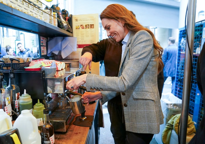 Auch als Barista macht Kate eine gute Figur.