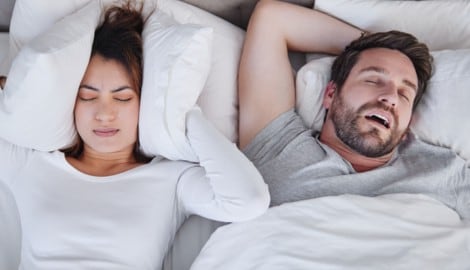 Schnarchen ist ein unerfreuliches Phänomen, auch für den Bettpartner.