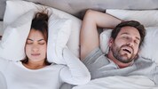 Schnarchen ist ein unerfreuliches Phänomen, auch für den Bettpartner.