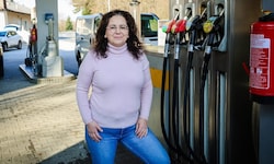 Theresia Mitterbauer betreibt die Tankstelle in Handenberg (OÖ) – der große Ansturm nach ...