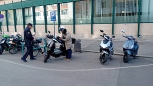 Auch auf diesem Parkplatz für Einspurige vor der ÖGK werden Mopedfahrer regelmäßig abgestraft.