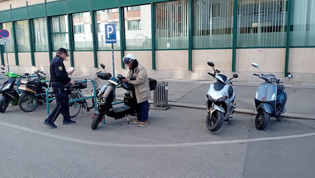 Auch auf diesem Parkplatz für Einspurige vor der ÖGK werden Mopedfahrer regelmäßig abgestraft.