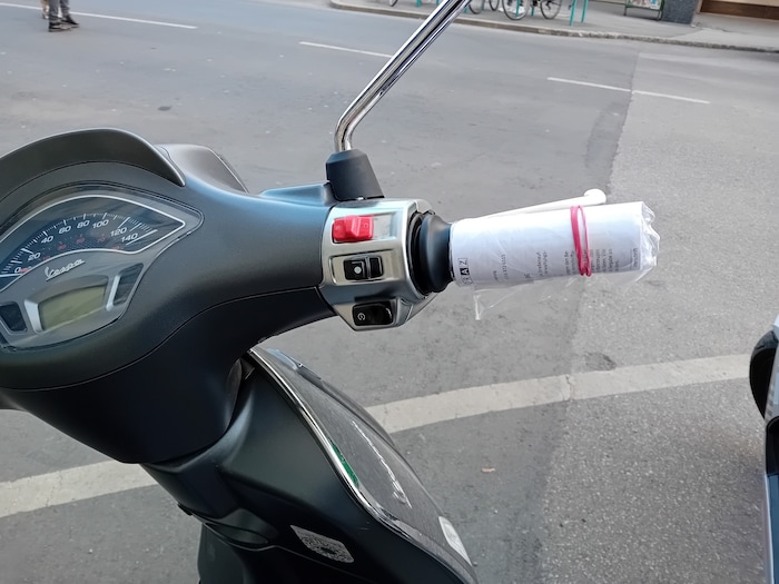 Viele Mopedlenker in Graz haben aktuell einen Strafzettel am Lenker.
