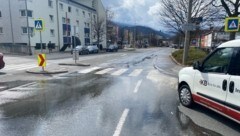 Im Bereich Mitterweg/Trenkwalderstraße kam es zum Wasserrohrbruch.