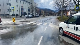 Im Bereich Mitterweg/Trenkwalderstraße kam es zum Wasserrohrbruch.