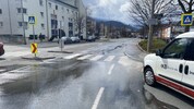 Im Bereich Mitterweg/Trenkwalderstraße kam es zum Wasserrohrbruch.