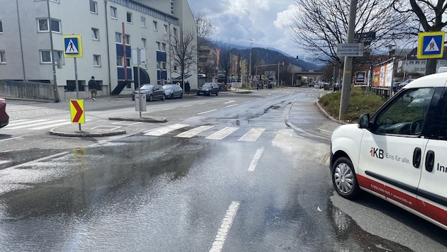 Im Bereich Mitterweg/Trenkwalderstraße kam es zum Wasserrohrbruch.