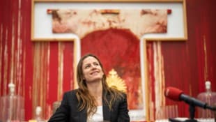 Choreografin Florentina Holzinger vor einem Schüttbild von Hermann Nitsch, dessen Arbeit sie ...