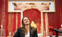 Choreografin Florentina Holzinger vor einem Schüttbild von Hermann Nitsch, dessen Arbeit sie ...